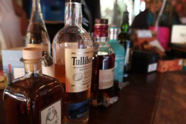 Single-Malt-Whiskys und Rums